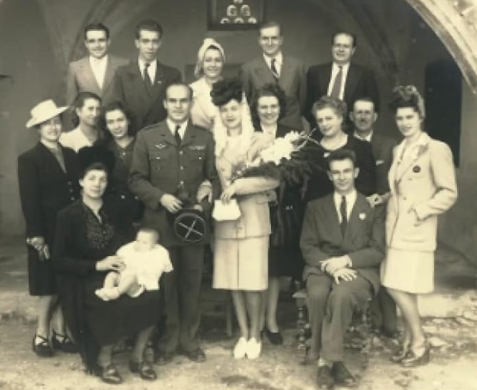 Mariage de Suzanne Langlois et de Pierre Raynaud le 16 septembre 1946 à la Chapelle du Château de Montbrun dans la Drôme